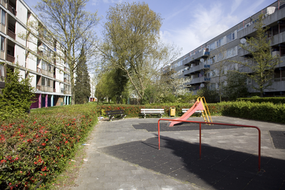 807445 Gezicht op de kinderspeelplaats tussen een flatgebouw aan de Rooseveltlaan (links) en de Auriollaan te Utrecht.